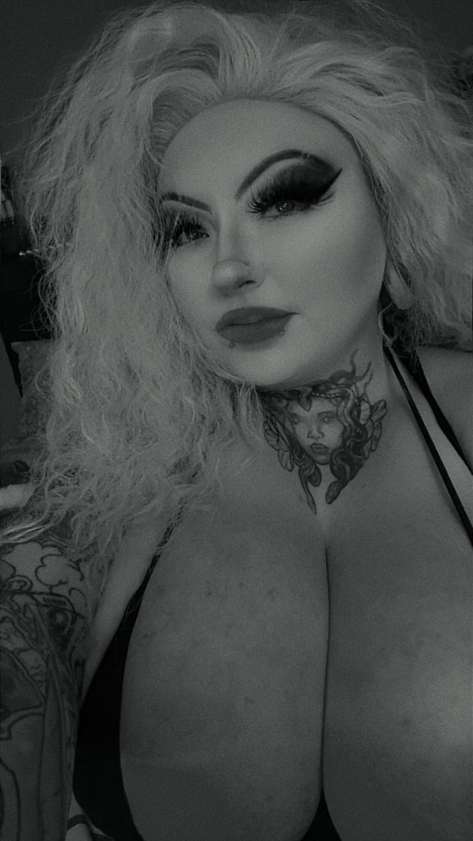 raelynnrileyxx's tweet photo. Oh hi that’s me, I’m also a nerd and gamer! https://t.co/XkCeBZkxN5