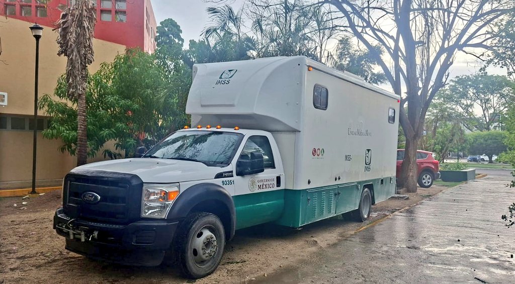 IMSS_Oaxaca's tweet photo. 🚑🌧️ Como acción preventiva ante las lluvias previstas en la Costa de Oaxaca, el #IMSSOaxaca desplegó cinco Unidades Médicas Móviles estratégicamente ubicadas para brindar atención oportuna a la población.

Asimismo, se mantiene garantizado el abasto de insumos y energéticos. https://t.co/VRXfavhxdh