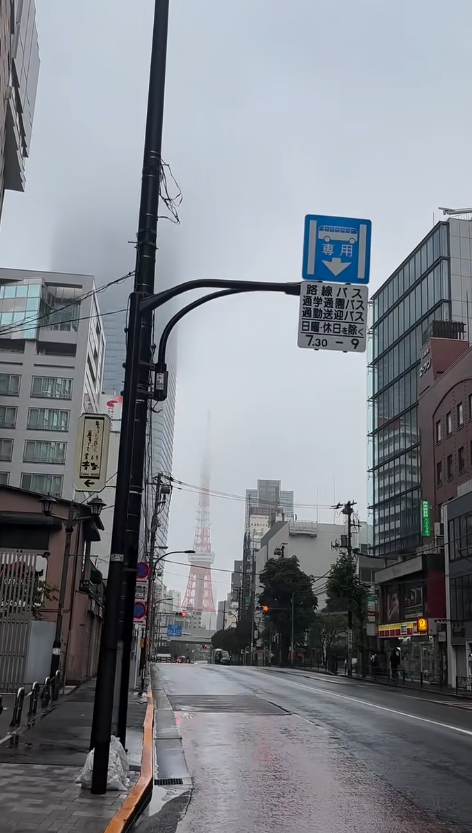 Calecsxpman's tweet photo. 今日の東京は雨が降っていて曇り空ですよ☔☁
空気がとても湿っぽいので、濃い霧が出ています(ヽ ´ω`)
少し肌寒いので、風邪をひかないように気をつけてくださいね(･ω･)
午後 12 時頃には雨が上がると思いますよ...💭
新しい一週間の仕事も、ゆっくり頑張りましょうね٩(ˊᗜˋ*)و https://t.co/j2JOSqPprG