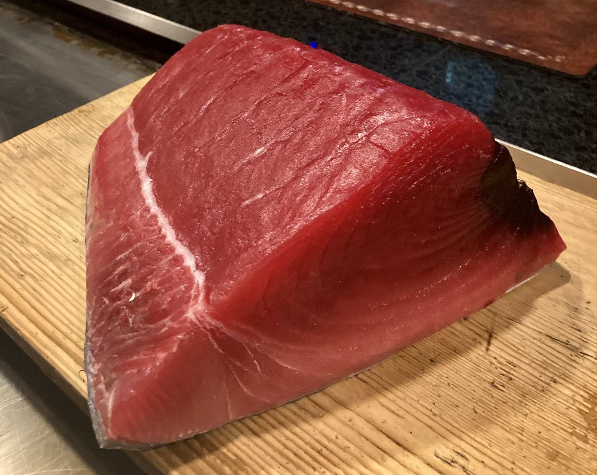 KYama0608's tweet photo. こんにちは^ ^
香月の山岸です♪

今回のご紹介です。

「国産マグロ」の鉄板焼き&amp;カルパッチョ。
初夏のマグロは赤身の旨みが凝縮。
1人前¥2,500〜

ポルトガル産「グリュ・グリュ」
魚介類に相性抜群の軽やかな白ワイン。
グラスのみの提供¥1,200

是非、お試しください🙇

＃盛岡 ＃鉄板焼き https://t.co/bkKoxGFsVc