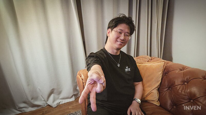 Genki_JPN's tweet photo. More Stellar Blade Blood Rain details from Shift Up CEO Kim Hyung Tae:

- Clear narrative connection to the previous game
- Complete story in its own right
- 'Blood Rain' can be enjoyed it without needing to know the first game
- Kept almost the entire dev team intact from Stellar Blade
- Intentionally set Evie to be shorter and look a bit younger
- Designing Evie to have an even more defined character than Eve
- Various weapon including a reverse-blade sword
- A new approach to close quarters combat
- City is another protagonist of the game
- Blend of various Asian cities like in Hong Kong, Korea and Japan
- Prioritizing more density in gameplay and environments
- Focus on making the game playable for players with current-gen consoles and PCs
- Want to make combat in narrow spaces just as appealing as combat in wide open areas
- Similar difficulty to the first game
- Will have an Easy mode from the start
- Story delves into questions like: 'What choices will we make when AI can completely replace humans?' and 'What defines humanity?'
- Music is a crucial element in the game
- Sony is an excellent platform holder and publisher but has limitations
- They want to reach as many players and regions as possible
- In development for 1 year so will need some time
- Costumes will be a much higher quality than the first game
- Not just 'it looks good', but they are discussing deeply how to make it even more attractive
- Will have more realistic monsters
- Wants to make a game where players can say "I've been waiting for a game like this."
- Want to create a wonderful game they can truly be proud of

https://t.co/MMmKN34z5m