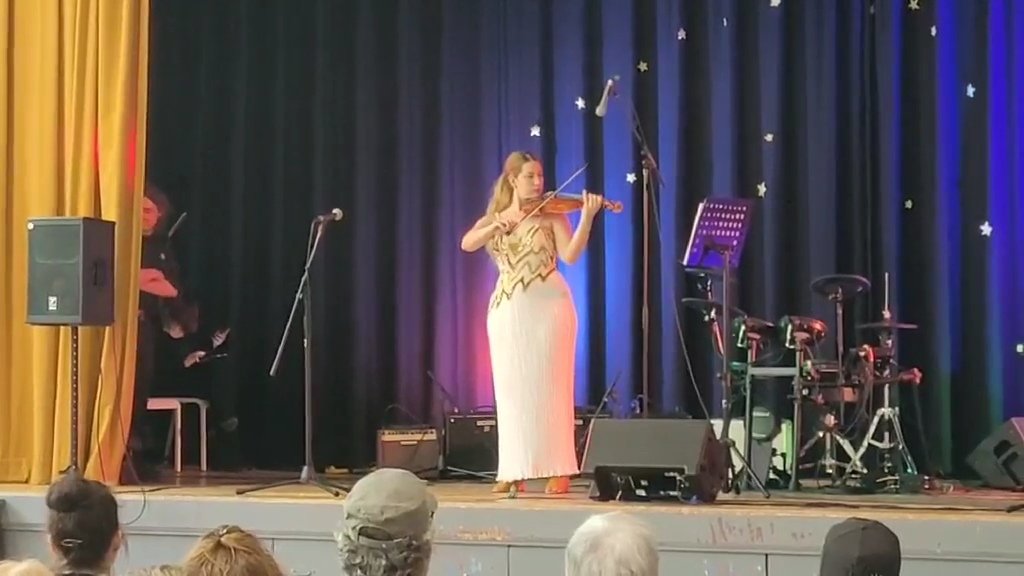 LizWrites's tweet photo. Today was my first violin recital! I've been learning for 6 months 🎻❤️ https://t.co/La7W2zUWpy
