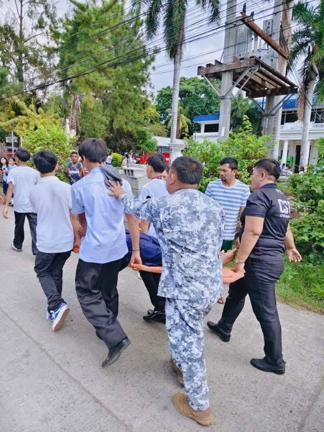 gmanews's tweet photo. LOOK: Several students from Sta. Cruz National High School in Sta. Cruz, Davao del Sur, sustained minor injuries and some briefly lost consciousness after experiencing panic during the magnitude 7.8 earthquake today, June 8, 2026.

Personnel of the Coast Guard District Southeastern Mindanao (CGDSEM) responded immediately to assist.

The affected students were rescued and transported to a hospital for immediate medical evaluation and treatment. | via GMA Regional TV

Courtesy: CGDSEM

Visit https://t.co/bAMF9JOAN0 for more updates.