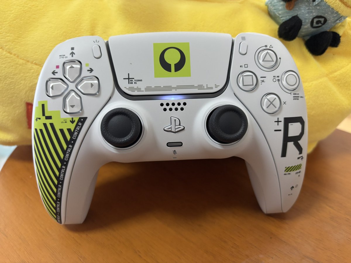 marbles0205's tweet photo. R1ボタンが壊れ、騙し騙し遊ぶのも限界だったのでコントローラーを買い替えました

なんだかよく分からない変な柄を買いました
あぁ、久々に弱攻撃がストレスなく放てる… https://t.co/nHzqIQSXMv