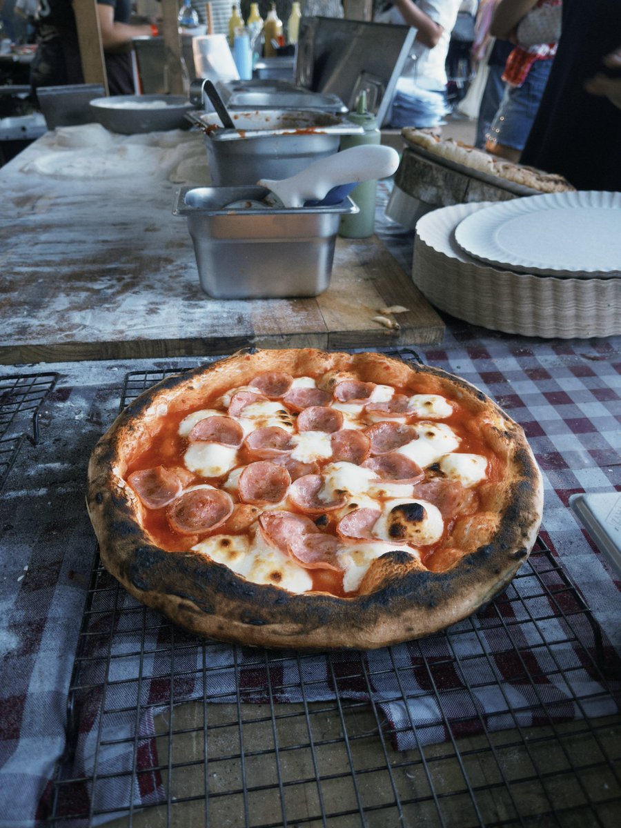anaeluizap's tweet photo. pov: você namora o pizzaiolo então não precisa enfrentar 3h de fila na feira da glória https://t.co/pj9BQQDSWG
