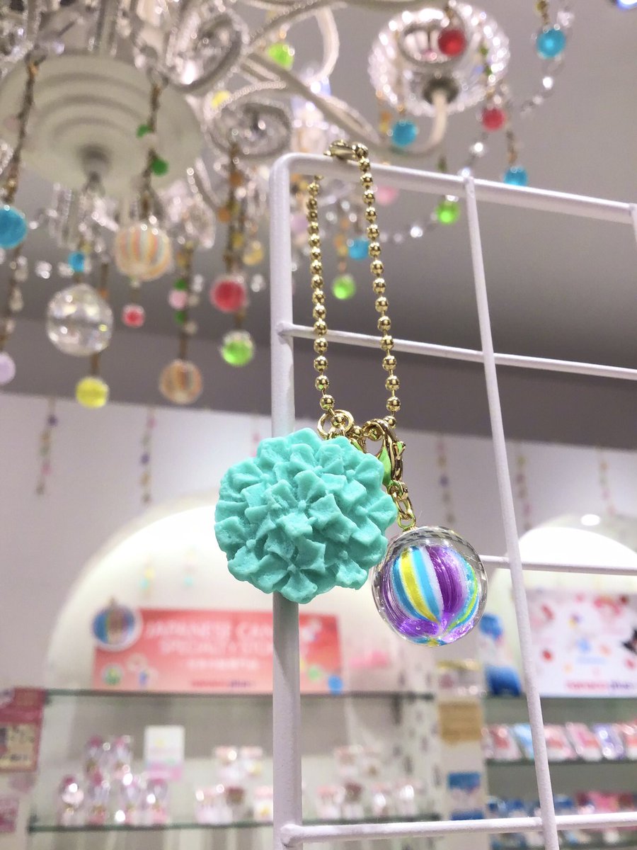 ame_project's tweet photo. 💫ソラマチ店💫
6月の誕生和菓子は紫陽花です🐸☂️
誕生和菓子キーチェーンに飴のチャーム 小粒こよいを合わせてみました✨
花びら1枚1枚が繊細に型取られたほっこり可愛いらしい商品です🥰(F)
#nanacoplus #ナナコプラス #七子加 #東京ソラマチ #solamachi #梅雨 #紫陽花 https://t.co/Q8Gq8pXPc8