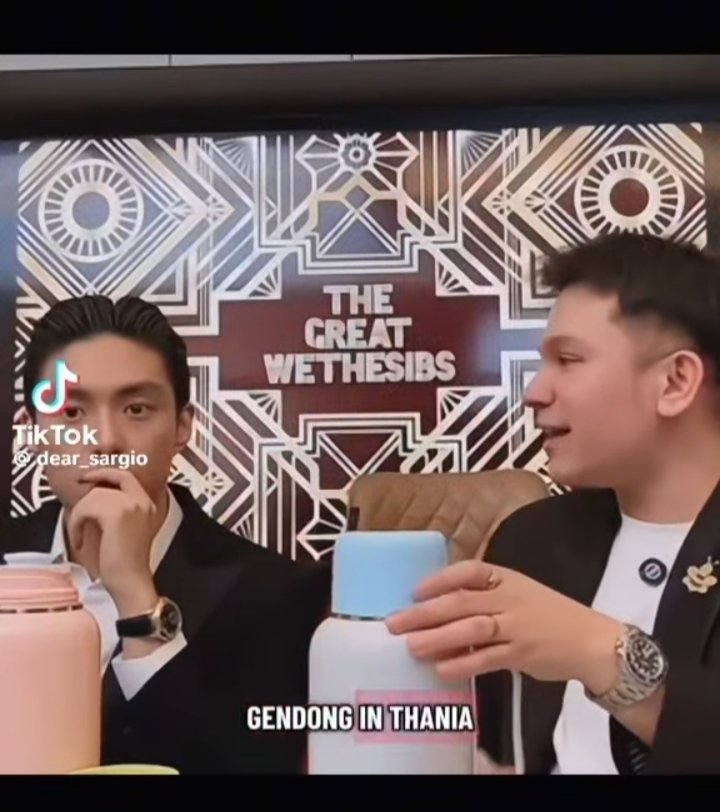 Britaindah's tweet photo. Rumah dia yang bayarin, tetap kasih tunjangan anak. Tapi bahkan adiknya sendiri malah bilang terima kasih ke orang lain karena dekat dengan Tania - Thalia.

Eh serius ini Jordi begini? Ga kasian ya sama kakak kandungnya sendiri. Padahal dulu bisa dikenal publik karena diangkat ruben loh. 

Belum lama ini beredar video dari akun tikt*k fans sarwendah dan Gio (Sergio), dimana adik ruben onsu yaitu jordi onsu memberikan dukungan dan ucapan terima kasih karena selalu ada untuk keponakannya.

Dari kabar yang beredar, Ruben memang sudah tidak dianggap keluarga karena pindah agama. Tapi, bukannya ikatan darah itu biasanya lebih kental dari apapun ya?
