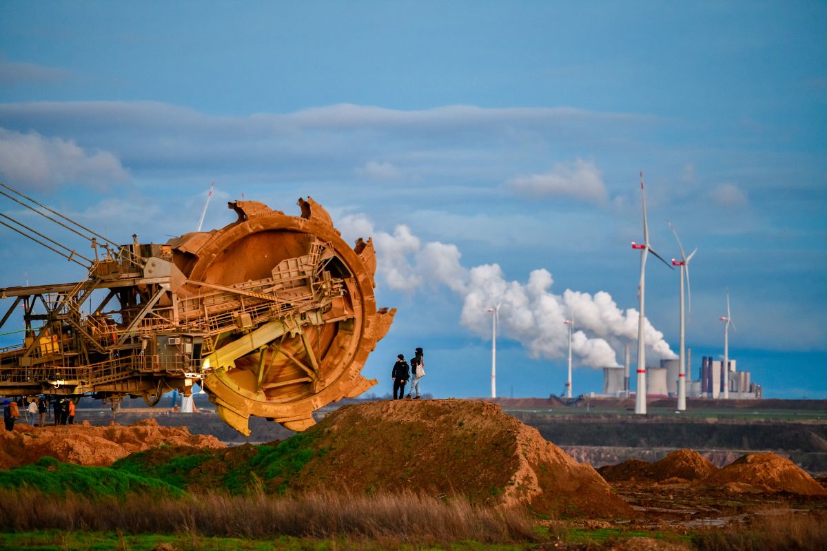 Euractiv's tweet photo. Brussels bureaucrats get ready for the carbon pricing battle of their lives https://t.co/SjWgsFgoOf https://t.co/thoWXUVren