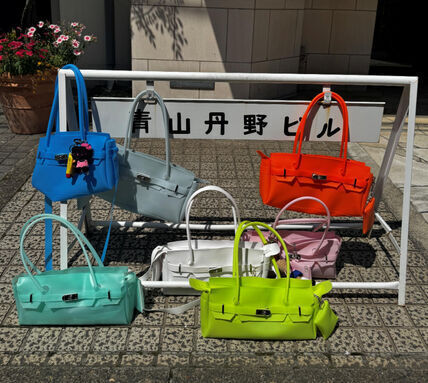 steps_ahead's tweet photo. 韓国でじわじわ人気出てるジェリーバッグ
DEINETらしい遊び心あるカラーが可愛い。
夏になるとこういう素材やジェリー素材、
急に持ちたくなる人多い気がする。
コーデの主役になるバッグ探してるなら結構アリかも🩵💚🧡
日本からも買えるみたい
https://t.co/eZlsz9ld90
#DEINET #韓国ファッション https://t.co/hTvSwllqrA