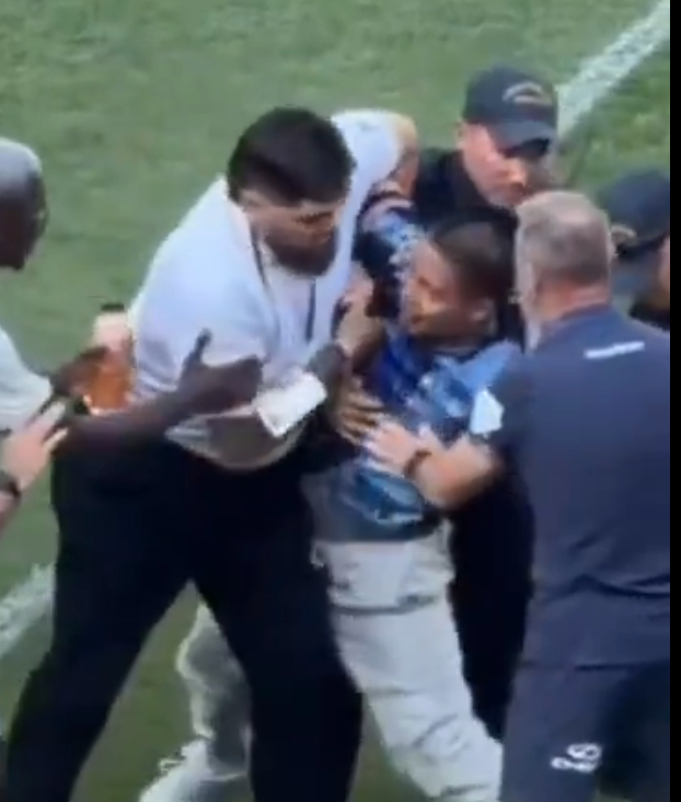 TouchlineX's tweet photo. 🚨 𝗡𝗘𝗪:  During Guatemala vs. Ecuador, a Guatemala fan ran onto the pitch... U.S. police used a lot of force to detain him, with several officers taking him down to the ground aggressively.

Moisés Caicedo stepped in and tried to protect the fan. He then complained and argued with the police over the violent way they handled the situation.