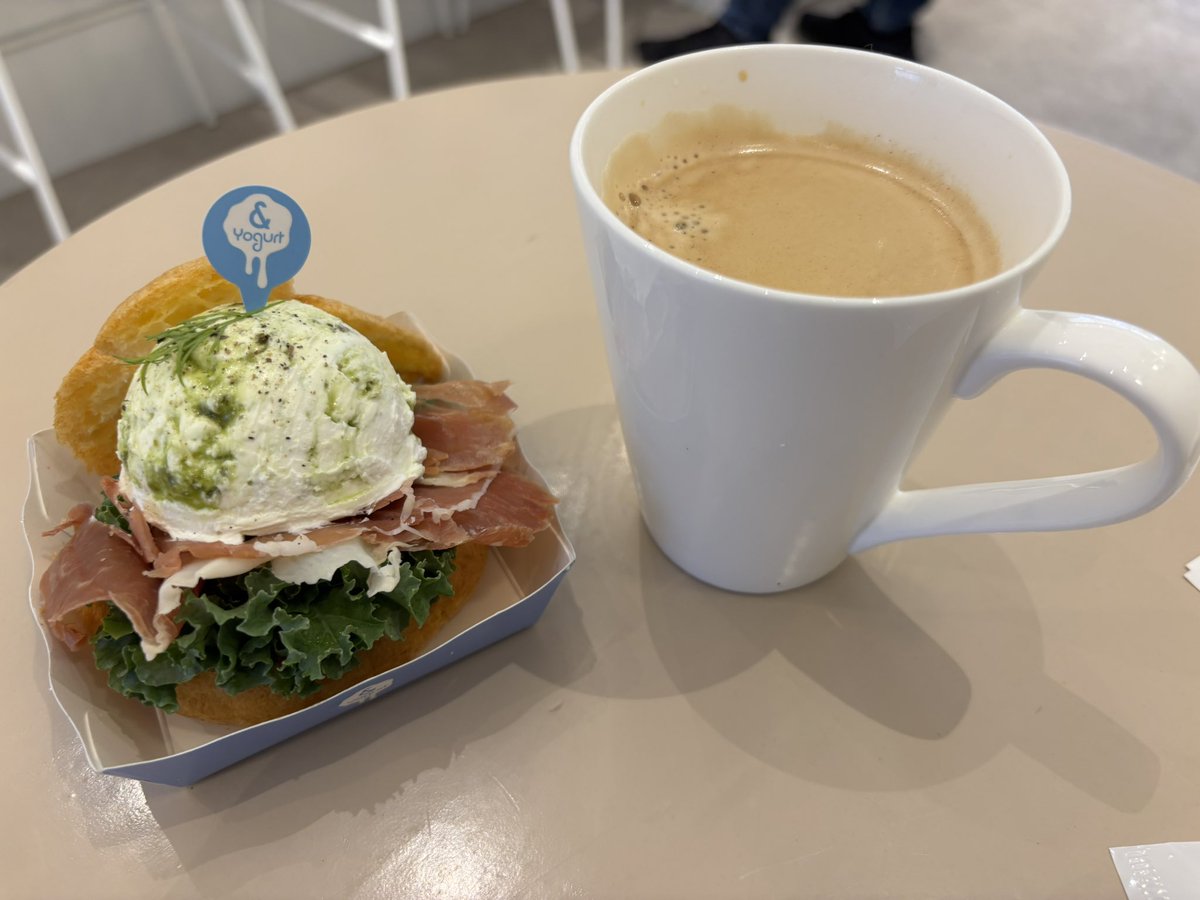_Bright_Light_'s tweet photo. バジル&amp;ハモンセラーノ
デザート系もあったけど珍しかったので！
美味い！！ https://t.co/B55twtbwK2