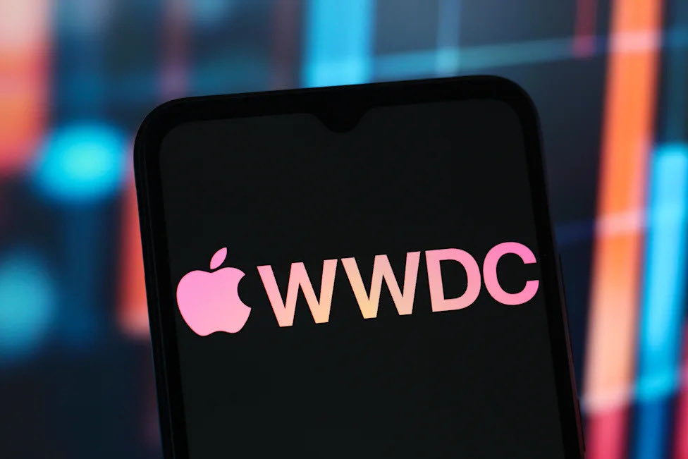 aicume's tweet photo. 🚨 Apple WWDC 2026 今晚就要炸场了！ 🔥
Tim Cook最后一次站台 keynote！
Siri要直接“娶”Google Gemini？
iOS 27 + Apple Intelligence 会不会直接把手机变身AI超脑？
果粉们准备好尖叫了吗？
你最期待哪个大招？👇
1.  Siri彻底开窍
2.  新系统黑科技
3.  还是… 硬件彩蛋？
快来猜+转发，今晚一起熬夜刷直播！🍎✨
#WWDC2026 #苹果 #AI