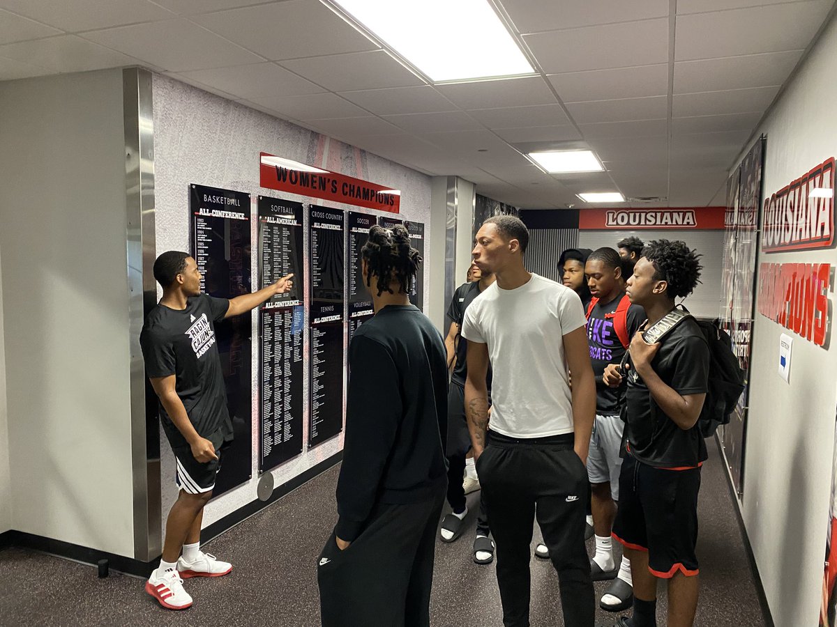 CoachCReid's tweet photo. We had a great experience this weekend at the Quannas White Team Camp at @ULLafayette. Thank you @vs3_bubby for being a great host. The hospitality was first class! Also, and thank you @humblebball & @RaginCajunsMBB alum, @OJIZZLE23, for coaching our team at the camp. #CAT100
@HumbleISD_HHS @HumbleISD_Ath @HumbleISD