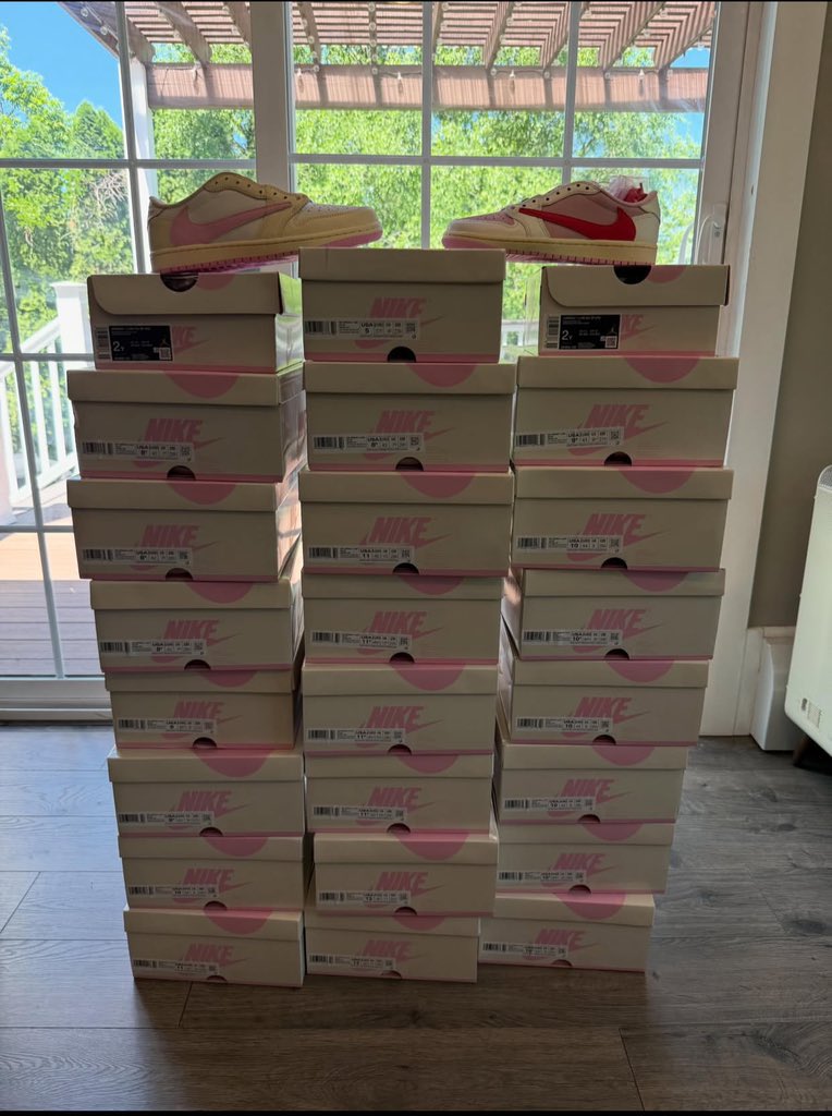 cocoss69's tweet photo. Jordan 1 Retro Low OG SP🤡
Travis Scott Tropical Pink/ Shy Pink🌸

Would you wear this in any size?( If yes what size )🔥🪐

#sneakers #shoes #kicks #Jordan1 #Retro #pink https://t.co/d1sqacQqrv
