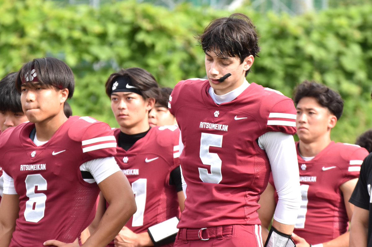 footballstore55's tweet photo. 【フランスからやってきたQB】
立命館大 45-7 東海大（6/6）
立命館#5 QB Sacha Touve（1年）
フランスからやってきたQBが、春の最終戦で実戦デビューを飾った。身長195cm、体重85㎏。第4クオーターに登場すると、3プレー目にパス成功。パンサーズのサイドラインが一気に沸いた。QBサックも食らったが、RB筈井隆冴（1年､立命館守山）のTDランにつなげ、新しい仲間たちと喜び合った。

高校時代はフランスのクラブチームでプレーしていた。昨年、パンサーズに連絡を取り、自分のプレー映像を送ってアドバイスを求めた。何度かやり取りしたあと、今年になってチームに「今後のスケジュールを教えてほしい」との連絡があった。「部外者には教えられない」と伝えると「立命館大学の国際関係学部に合格した！」との返事があり、この春パンサーズの一員になった。

甲子園ボウル2連覇を支えたQB竹田剛（現･富士通）が抜けた穴は大きい。パンサーズに入るためにフランスからやってきた男も加わり、エースQBをめぐる競争が熱を帯びていく。#アメフト