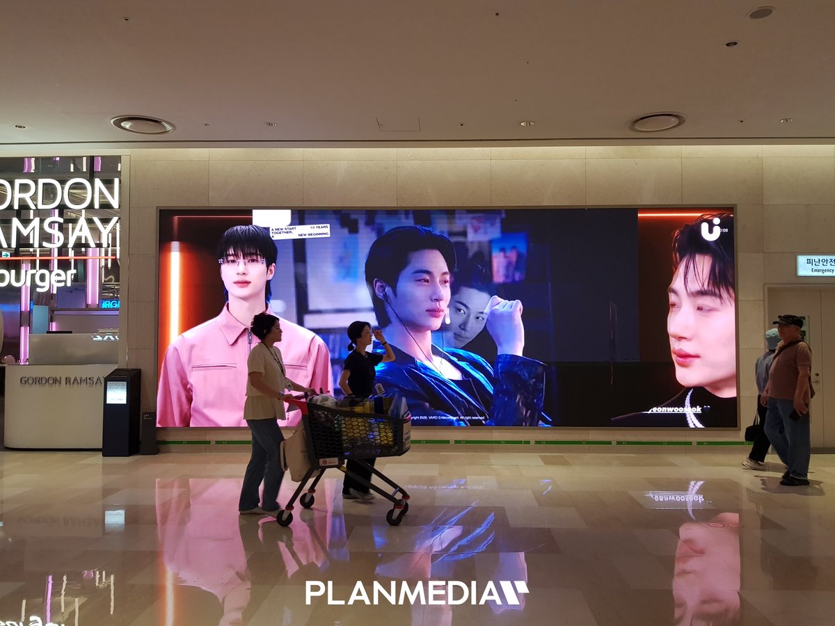 PLANMEDIA365's tweet photo. 💙 변우석 롯데월드몰 서포트!

📢 매체 : 아트캔버스
📍 위치 : 잠실 롯데월드몰
🗓️ 일정 : 2026.06.05 (1일)

📩 광고 문의
👉 https://t.co/U4dASHDkq5

#변우석 #롯데월드몰 #아트캔버스 #전광판광고 #PLANMEDIA https://t.co/GalZXepxEs