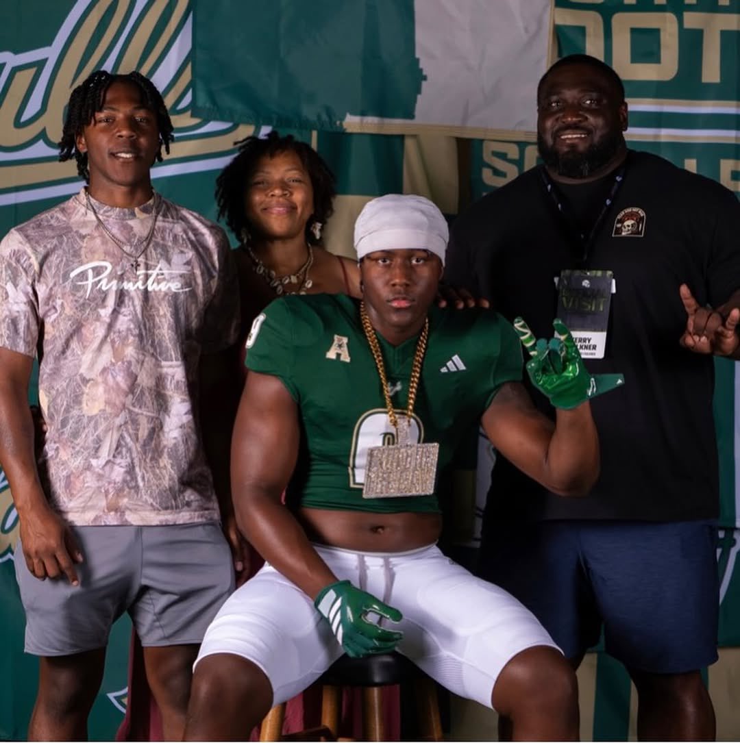 shaynep_media's tweet photo. BREAKING: Baylor (TN) 2027 linebacker Khori Faulkner has committed to USF

He has a high motor and is relentless in pursuit from second level of the defense

(Photos via Faulkner/IG) https://t.co/s91DwhL4W3