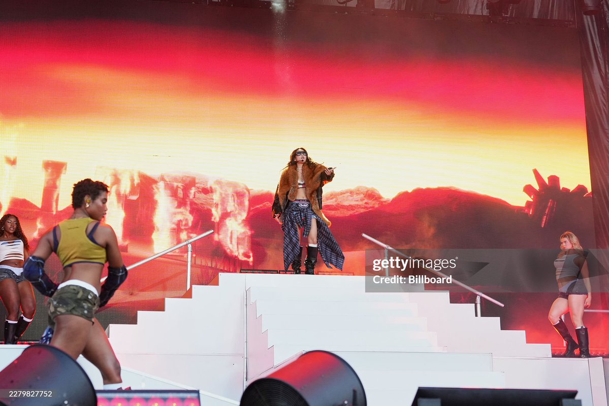 TheePopCore's tweet photo. JENNIE made history as the FIRST and ONLY K-pop Soloist to headline the Governors Ball Festival in NYC.

— She is also the FIRST K-pop female act to both perform at and headline the event, proving her undeniable impact and global demand. https://t.co/KlT5ZTWcBV
