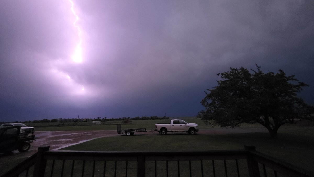 KWofficial32's tweet photo. Thunderstorm⛈️ 

#thunderstorm #northdakota #weatherphotography https://t.co/nU3ms6uQWI