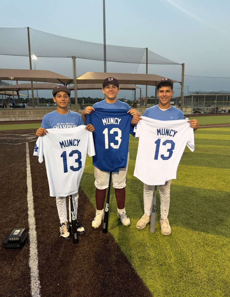 FiveTool's tweet photo. Max Muncy 14U World Series award winners with some new goods, courtesy of our sponsor @ProlineBalls!

#MuncyWS / @FiveToolYouth https://t.co/yCOYEPTlD7