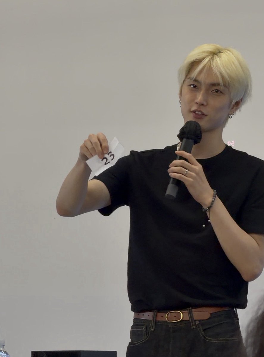 xnghanedits's tweet photo. Kpop fans are funny people,believing everything you see and assume things 💁‍♀️ it is not his first time doing so and it will not be his last time,stop assuming he is shady https://t.co/DSKxH82GFc