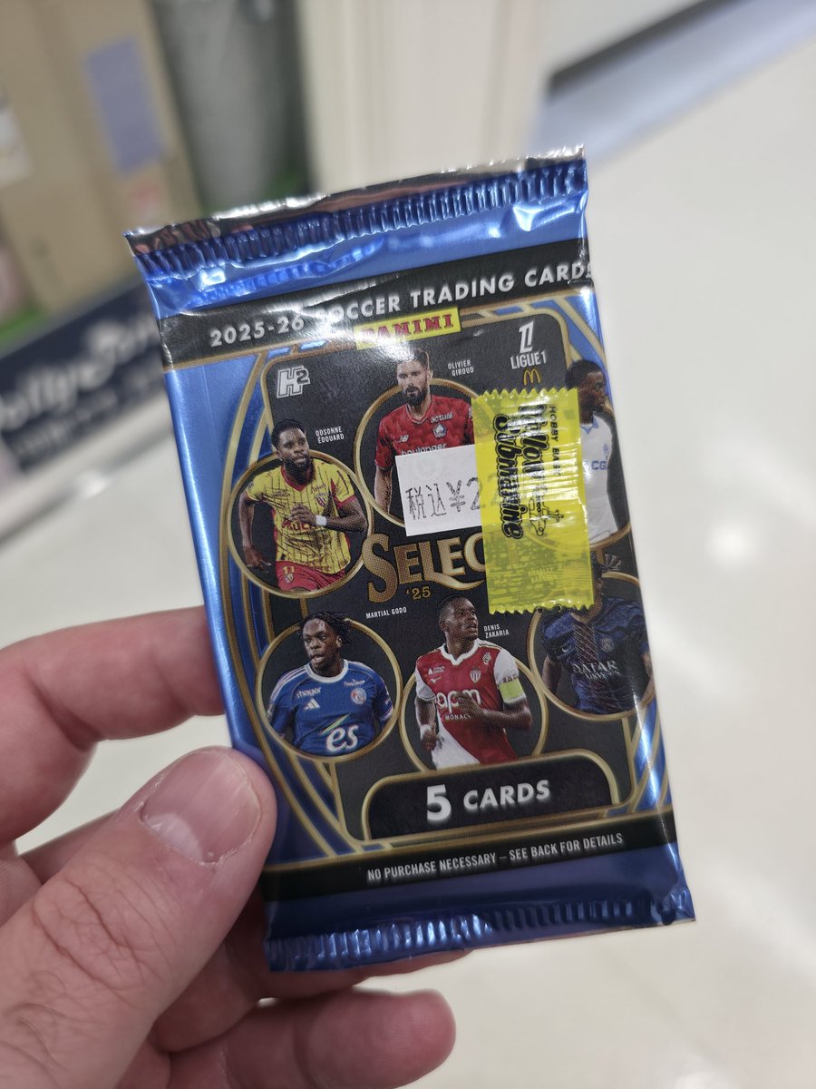 mrdru69's tweet photo. Je profite d'être au Japon pour chercher un peu les Select Ligue 1.

Les box sont sold out dans les 2 ou 3 boutiques que jai visité, dommage car elle reviennent a moins de 150€.

Je me suis pris un booster pour tester, un bel insert de Akliouche en prime. https://t.co/PIKwpTNDI9