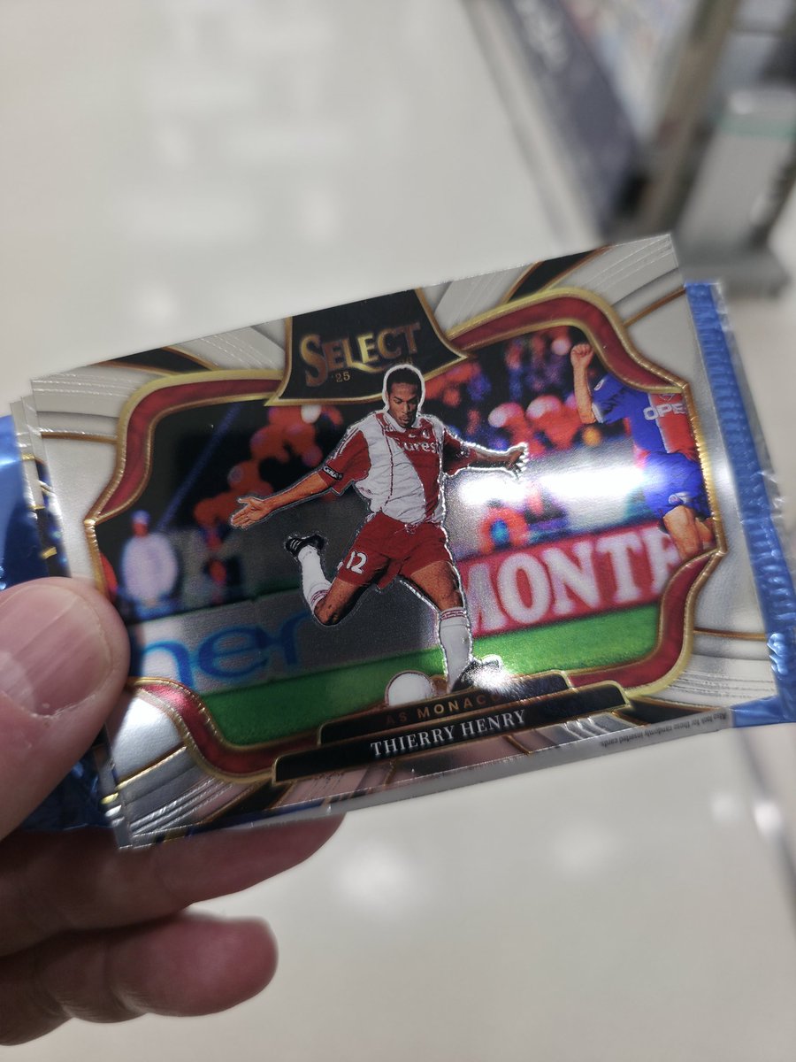 mrdru69's tweet photo. Je profite d'être au Japon pour chercher un peu les Select Ligue 1.

Les box sont sold out dans les 2 ou 3 boutiques que jai visité, dommage car elle reviennent a moins de 150€.

Je me suis pris un booster pour tester, un bel insert de Akliouche en prime. https://t.co/PIKwpTNDI9