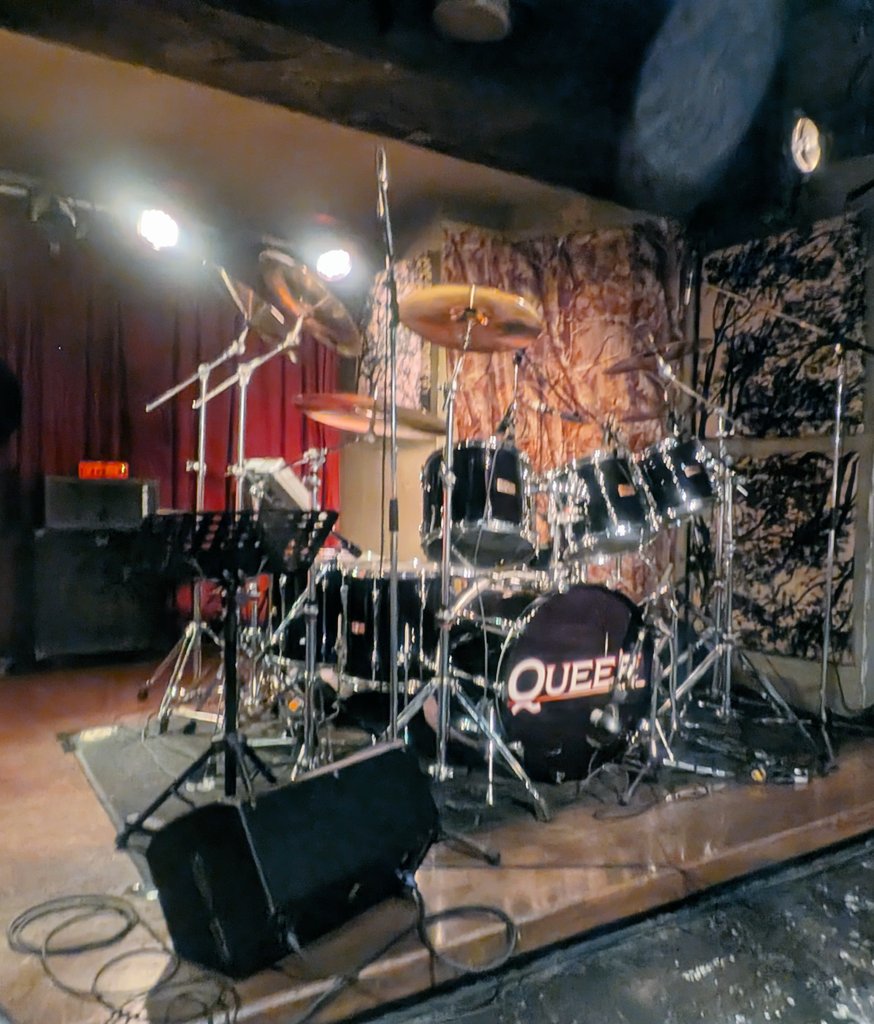 totakeke_09_16's tweet photo. 6/6は #徹底的にロジャーテイラー RogerM.高橋さんのロジャー愛満載のトークとQueenⅡ、カイマジの話と面白かった。迫力満点の🥁🎸🎹演奏に感激‼️
YAMAHAのドラムセット、カイマジツアーグッズを見せていただき、来日当時フレディの通訳をされていた渡辺潮美さんの貴重なお話等、素敵な時間でした。 https://t.co/XwPqRZVcjU