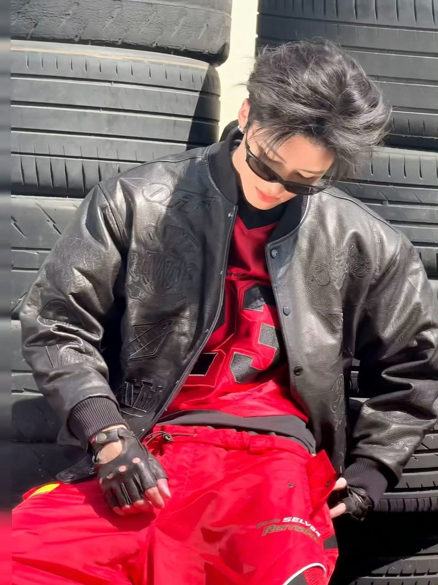 uiyanan's tweet photo. With his sunglasses and cool appearance, he became the center of everyone's attention in the hot sun. https://t.co/QLZETc5M7L