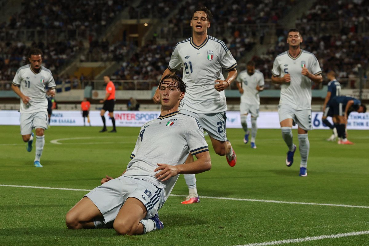 sekorID_'s tweet photo. Pio Esposito sukses mencetak 2 Gol bagi Timnas Italia dalam 2 pertandingan FMD, siapasih dia?

Nama Francesco Pio Esposito mulai semakin sering dibicarakan sebagai salah satu prospek paling menarik yang dimiliki Italia saat ini. Striker muda yang berkembang lewat kombinasi postur ideal, kekuatan fisik, dan insting mencetak gol ini dianggap mewakili tipe penyerang nomor 9 yang sudah lama dicari sepak bola Italia.

Yang membuat Pio Esposito menarik bukan hanya jumlah golnya, tetapi juga cara ia bermain. Ia mampu menjadi target man yang kuat dalam duel udara, namun tetap nyaman terlibat dalam pembangunan serangan. Italia dalam beberapa tahun terakhir sering mendapat kritik karena minimnya kemunculan striker elite yang mampu menjadi andalan tim nasional dalam jangka panjang. Setelah era para penyerang besar sebelumnya berakhir, regenerasi tidak selalu berjalan mulus.

Tentu perjalanan menuju level tertinggi masih panjang. Konsistensi, menit bermain, perkembangan teknis, dan kemampuan menghadapi tekanan akan menjadi ujian sesungguhnya. Bagi Italia, harapan tidak hanya terletak pada satu pemain. Namun Pio Esposito bisa menjadi simbol generasi baru yang membawa semangat kebangkitan sepak bola negeri pizza. Bukan tidak mungkin dalam beberapa tahun ke depan Italia kembali menjadi salah satu kekuatan utama sepak bola Eropa dan dunia.