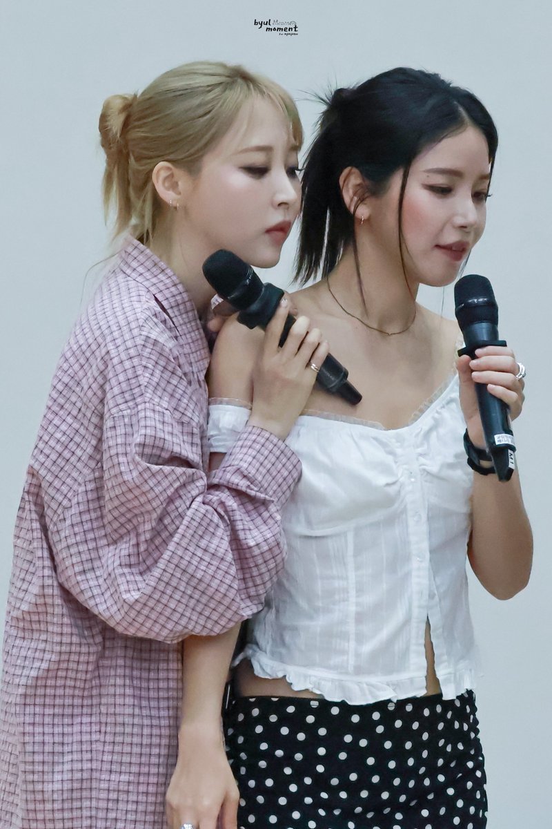 byul_moment's tweet photo. 260606

미니 팬미팅

🌷🌻

#마마무 #MAMAMOO 
#솔라 #SOLAR #문별 #MOONBYUL https://t.co/czmYI55JrB