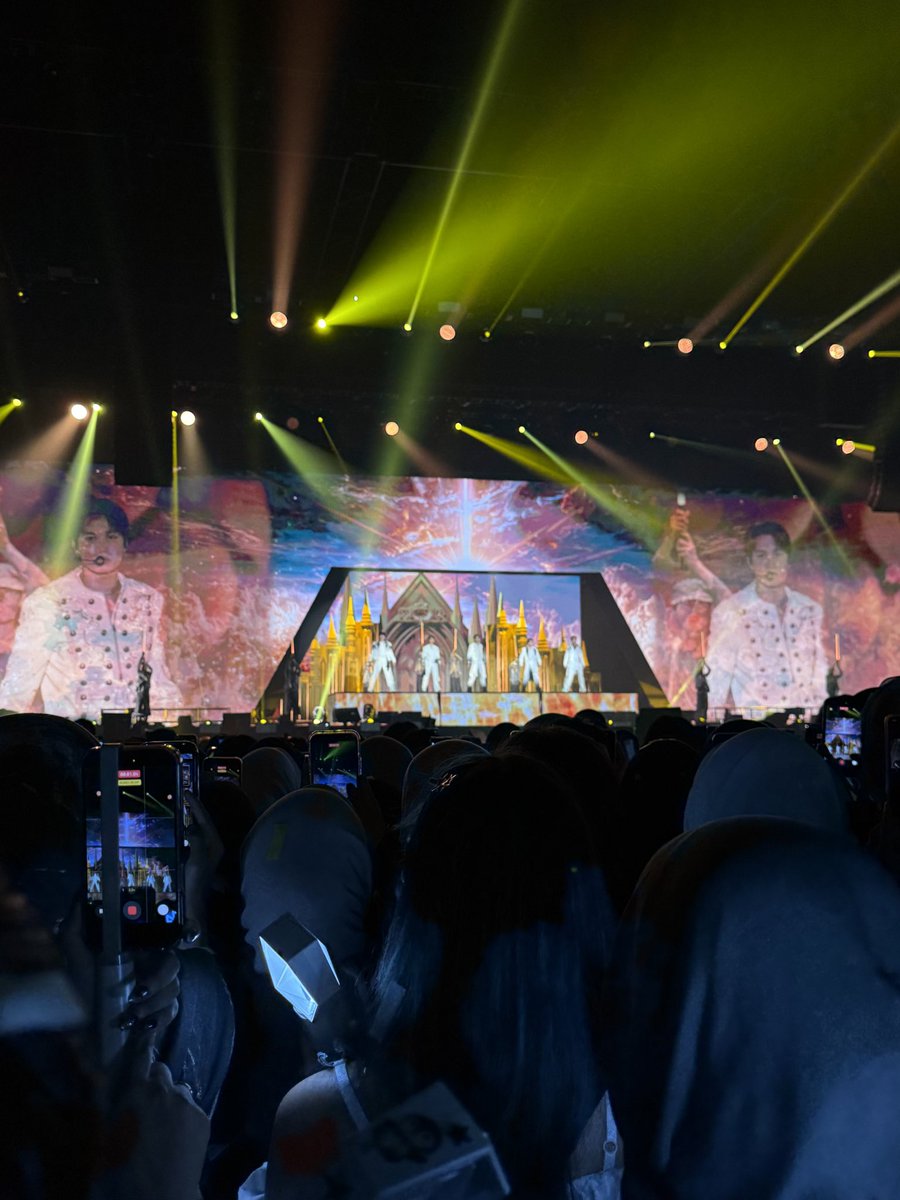 helloofunny's tweet photo. what a precious privilege it is to be grateful for this moment🤍

#EXhOrizon_Jakarta https://t.co/TMdWb80AsG