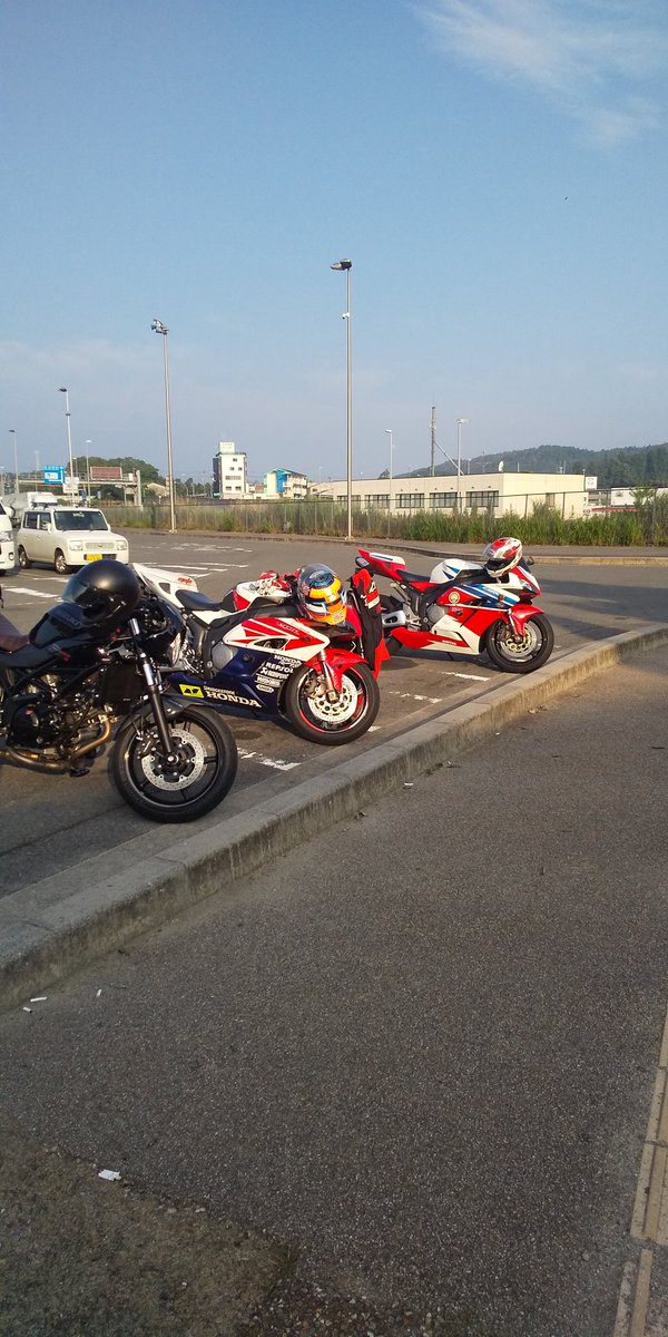 tbox_05's tweet photo. #唐突に５年前の写真を載せる見た人もやる

グロムで山道を走っていたり、滋賀までツーリングしてたり、CBR1000RRで あのベンチ行ったり、針テラスに行ったりしてた。 https://t.co/qPhjtMDO5F