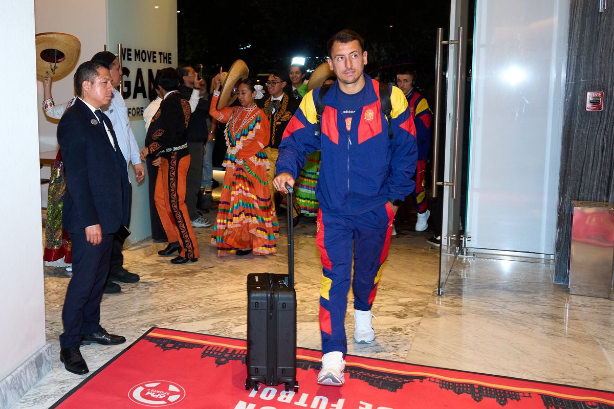SEFutbol's tweet photo. 🙌🏼 ¡Pasión por la @SEFutbol en México!

Puebla enloquece con la llegada de la Selección española 40 años después de su última visita.

ℹ️ https://t.co/5Lt1EWpZc1 

#VamosEspaña | #CopaMundialFIFA https://t.co/kHeKyzDoHi