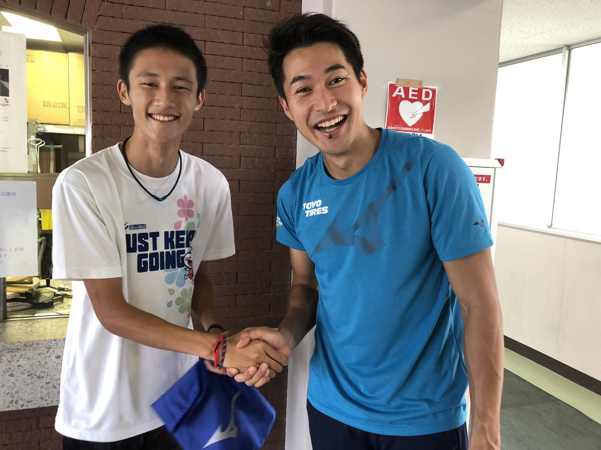 ANSWER_UEDA's tweet photo. まだコンテンツが少ないので、まずはスマホのフォルダから掘り起こした写真、動画を。

飯塚翔太選手と鵜澤飛羽選手の初対面シーンです🤝

2019年8月31日。
富士北麓ワールドトライアルの前日練習。

飯塚選手のもとに、

当時高校2年生。
インターハイ100m、200mの2冠を達成したばかりの鵜澤選手が…。

スパイク袋にサインをもらい、熱い握手。

今見ても、とてもグッとくるシーンです。

#飯塚翔太
#鵜澤飛羽
