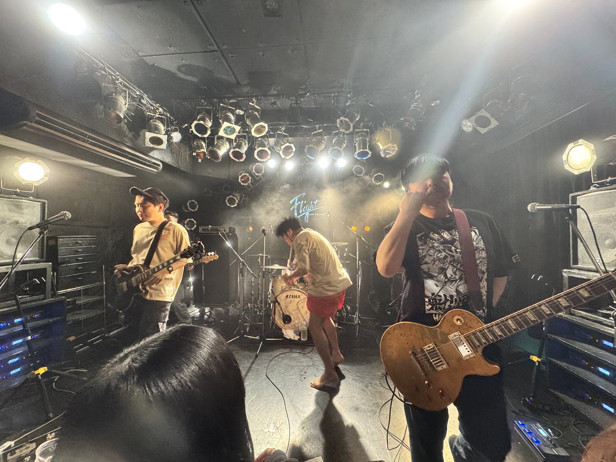 DiesukeTKD's tweet photo. コンちゃん、ユッキー、またバンド始めてくれて本当にありがとう。
あなたたちが大好きです。
LA poolメンバーの皆様も本当にありがとう。
いかん、また泣けて来た笑
#lapool
#府中flight https://t.co/4ra4auCXR0