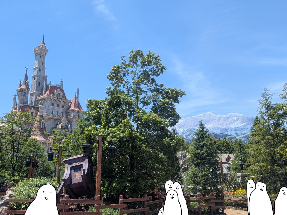 R10_3's tweet photo. 先月行った夢の国ランド。右奥の山がめちゃくちゃ大きいパネルなのですが、わ～～～背景への溶け込みすごい～～～圧巻～～～と感動してしまいました。アルバム見返したら、これ以外の写真撮ってなくてちょっと笑ってしまった😇 https://t.co/05ABjrWGZ7