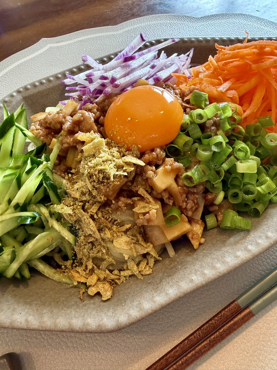 Eee06405252's tweet photo. 今日のランチ😋

🍴冷やし中華×#ザクザク柚子胡椒

#蓮実麺業
#冷やし中華はじめました

トッピング
肉みそfeat.TAKENOKO P47
コチュジャンとオイスターソース入れてアレンジ

#はじめての是好醤
#是Eee醤
#ジャンバサダーEeeレシピ https://t.co/Kc6taGtiu0