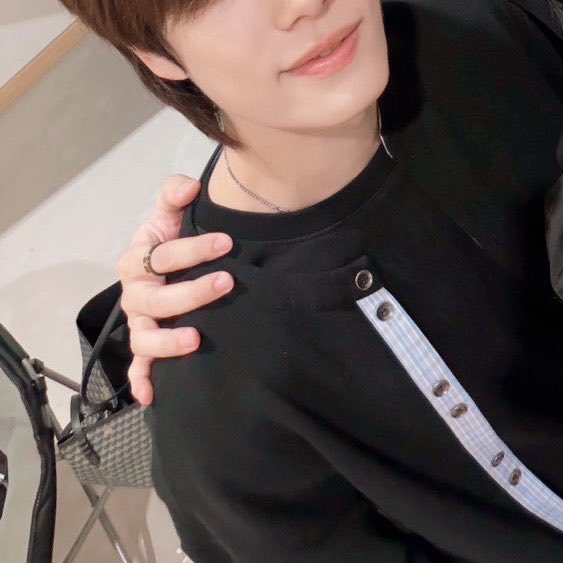 twixtpp's tweet photo. นับวัน ai ยิ่งเนียนขึ้นทุกวัน แต่งรูปให้มือปอนด์มาวางบนไหล่ภูวินได้ เก่งว่ะ 

#PeachAndMeSeriesQ11 https://t.co/A7gkHVsRmT