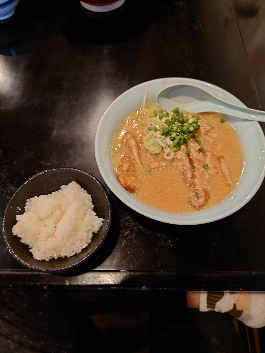 turumi_2021's tweet photo. ごう家

白みそパーコーラーメン
半ライス

安定の旨さ😋🤗🫶🫶🫶 https://t.co/kP6hlHIwT7
