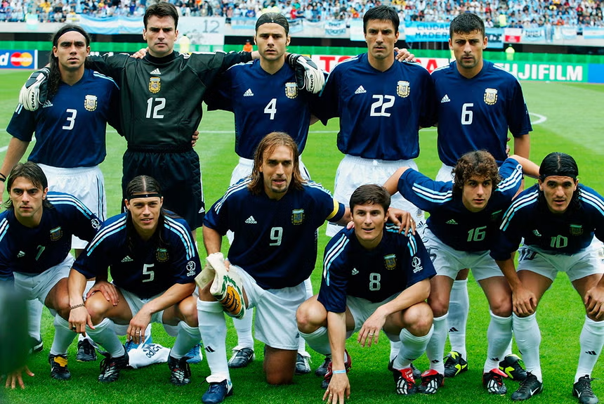futbolrandom26's tweet photo. Selecciones que parecía que llegarían lejos pero no lo lograron.
Argentina 2002 con récord de puntos en las eliminatorias (43)
En el mundial quedó eliminado en fase de grupos, con 1 victoria (Nigeria), 1 empate (Suecia), 1 derrota (Inglaterra) https://t.co/dMin9SCrRQ