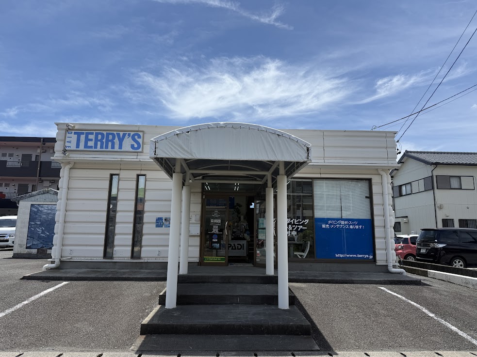 DiveTerrys's tweet photo. ダイブテリーズOPENしました。昨日日中に梅雨入りした東海地方ですが、本日は晴天！津波注意報を気にしつつ、器材メンテナンス予定です。皆様のご来店やご連絡等も、お待ちしています！
＃PADI　#ダイブテリーズ　#ダイビング　#浜松市 https://t.co/E66dycmuIH