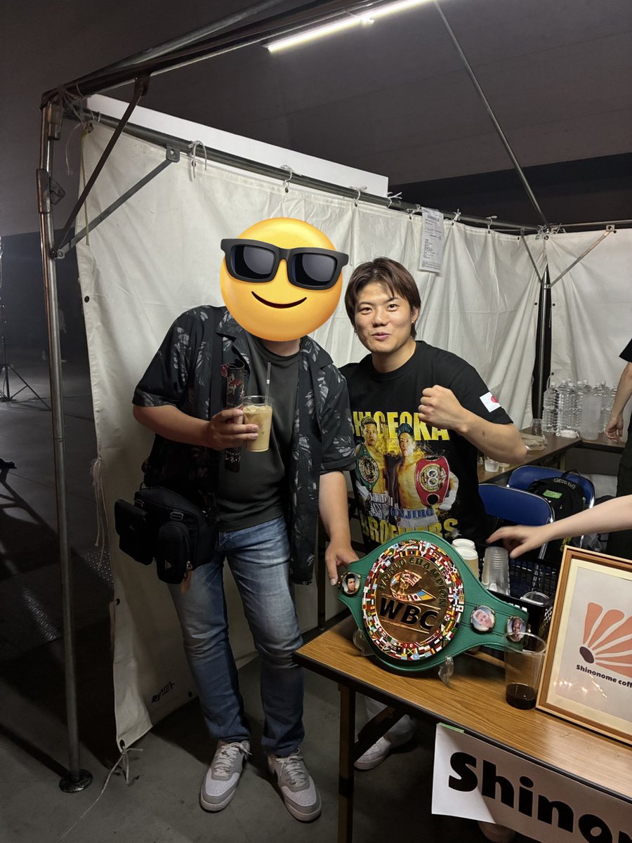 can_boxmx's tweet photo. 重岡優大氏とコーヒー購入の際に写真撮っていただいた

ベルトは恐れ多いので触るだけにしといた() https://t.co/tLFQXee9VY