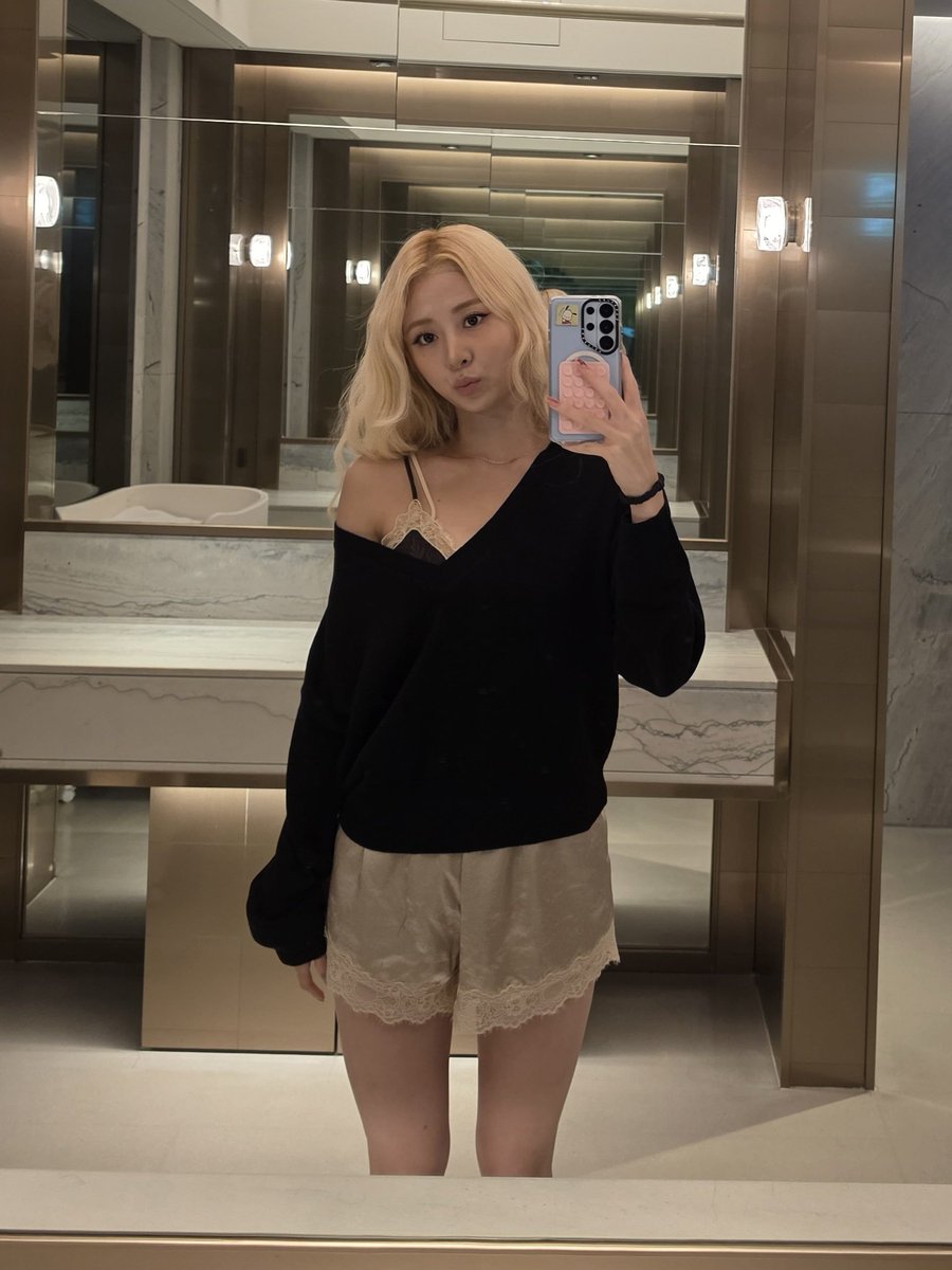 FIMBASE's tweet photo. [WEVERSE DM] 260608 #HUHYUNJIN 🐶 

: [📸]
: isn't the outfit pretty? ㅋㅋㅋ
: haha, i'm finally traveling abroad again after a long time
: [📸] https://t.co/vijsi5bWbZ