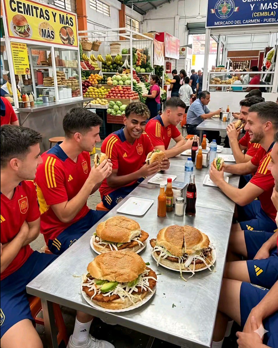 ALunaSilva's tweet photo. 🇪🇸  Llegaron a #Puebla y luego luego se fueron a echar su cema al mercado de El Carmen. 

😎 Nadie los culpa…

@Pueblaonline 
@CronicaPuebla_ 
📸 AI 🤖 
@SEFutbol 
#MundialFutbol2026 
#CopaFIFA https://t.co/xVRaBRD7nn