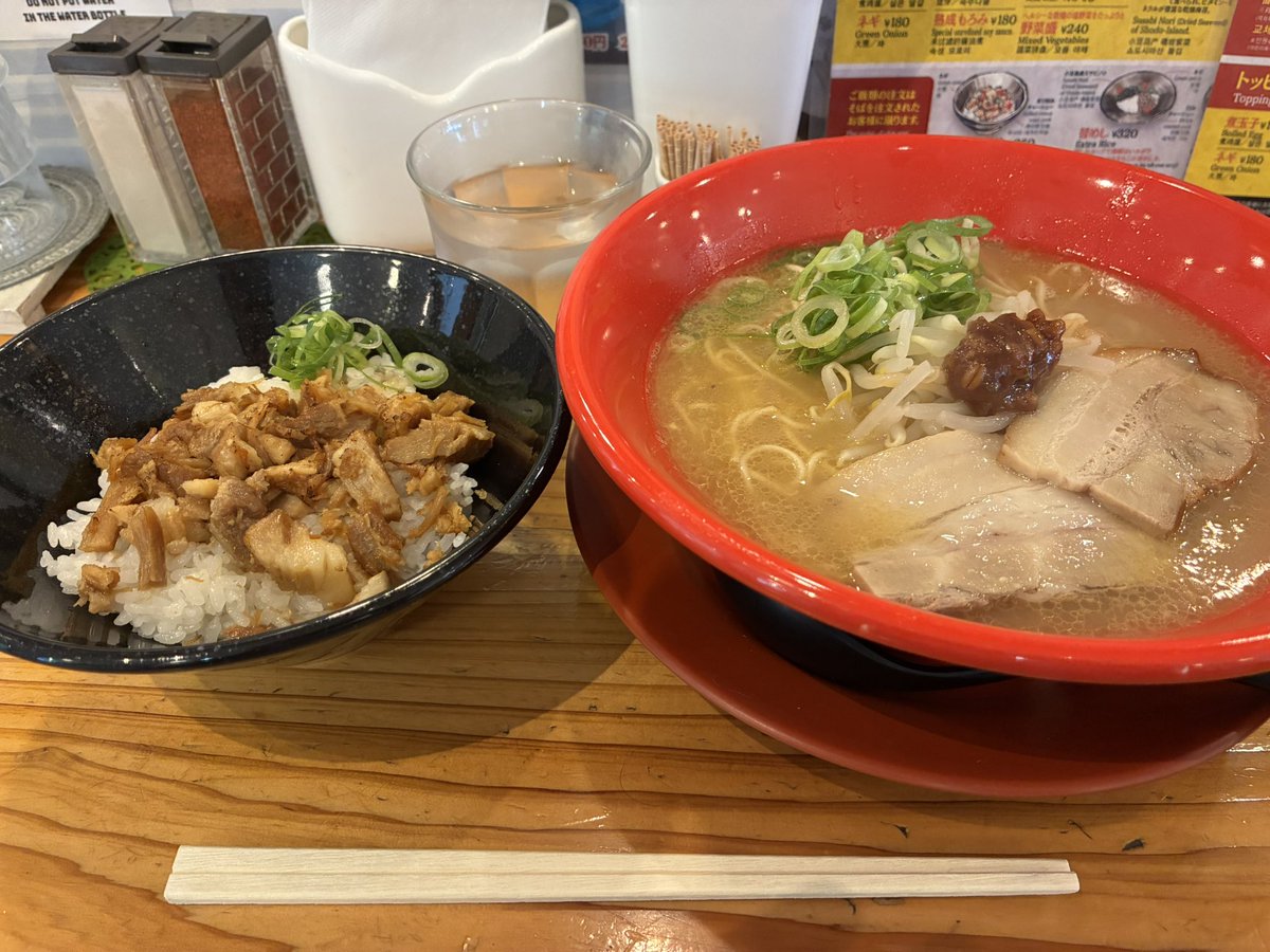 M104hide's tweet photo. お昼はラーメン🍜やぁん！
よく通ってたけど来たのは初めてのお店でした😊
替え玉無料だったのでお腹いっぱい💦 https://t.co/TQ2lIv4Ycx