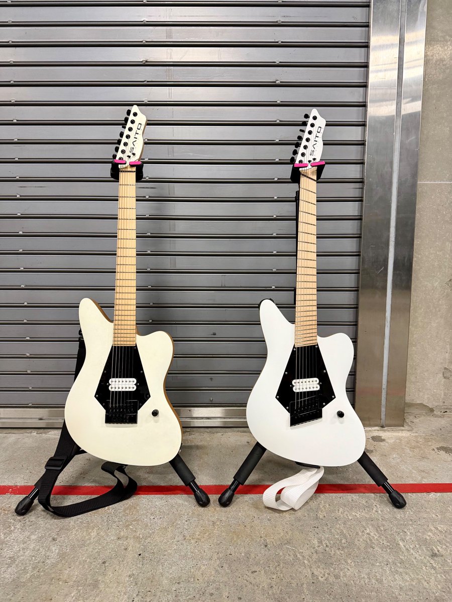 uchikubigokumon's tweet photo. My New Gearってやつ！

大澤の元に新しいギターがやってきました！
左のがここ数年使ってたメインギター、右が新しいやつね。

SAITO製、マルチスケールEverTuneを採用。
たぶん日本でこれ使ったオリジナルギターは初めてじゃないかな！

とマニアックな説明をしたところで
「どこが違う…？」とよ〜く見ないとわからないよね。
音もほぼ変わらないぜ〜！本人の弾き心地が違うってだけの話。

しかし色が新しいな。白い。
このシリーズはおにぎりと呼んでたりしたけど。
色の変わり方もこうして見ると、まさに炊き立ての米から…こう…
な…！
