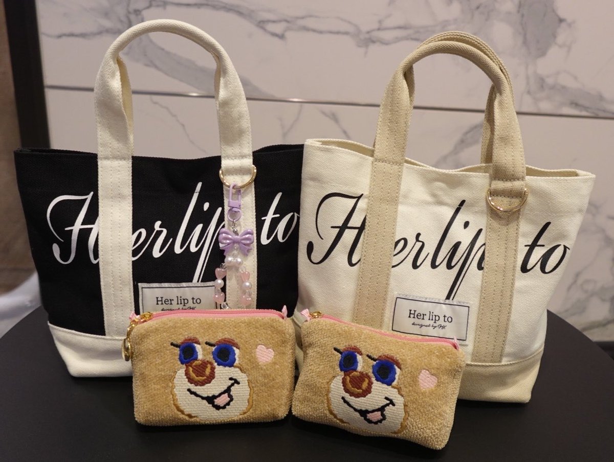nyansyng's tweet photo. お揃いで買ったハリプのバックやっぱり可愛い〜🥺💖

思ってた以上に小さかったけど、びっくりするほどに中身入るから嬉しいしすっごいありがたい👍🏻✨

名古屋限定のバックも欲しいな〜🥺🌀

でも11月に名古屋行く予定だからその時に再販してほしい...(言霊です)🍒

#herlipto #トートバッグ #美容垢 https://t.co/GGSBM69pbY
