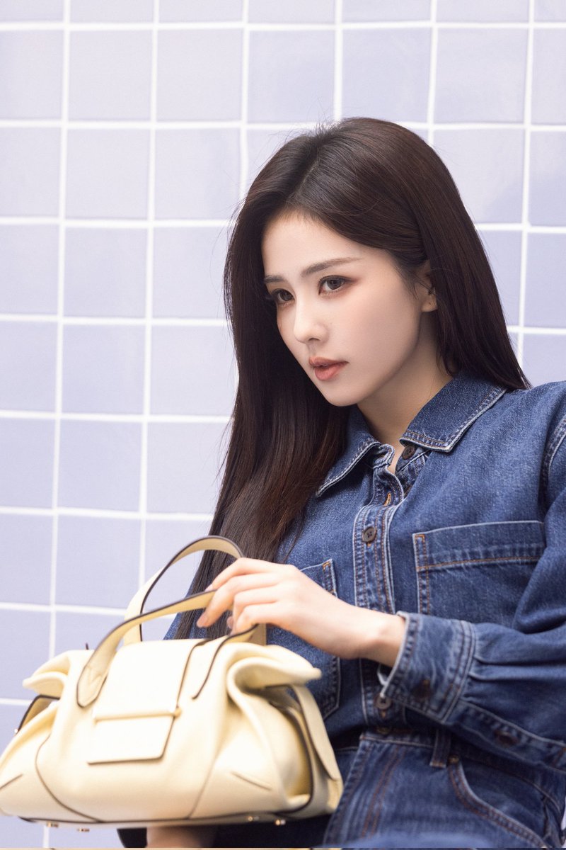 dablcpnk2's tweet photo. 260608 - BaiLu's information station Weibo 

Station shares behind the scenes pics of #BaiLu for #JimmyChoo

1/2 https://t.co/PrQJjohvXz
