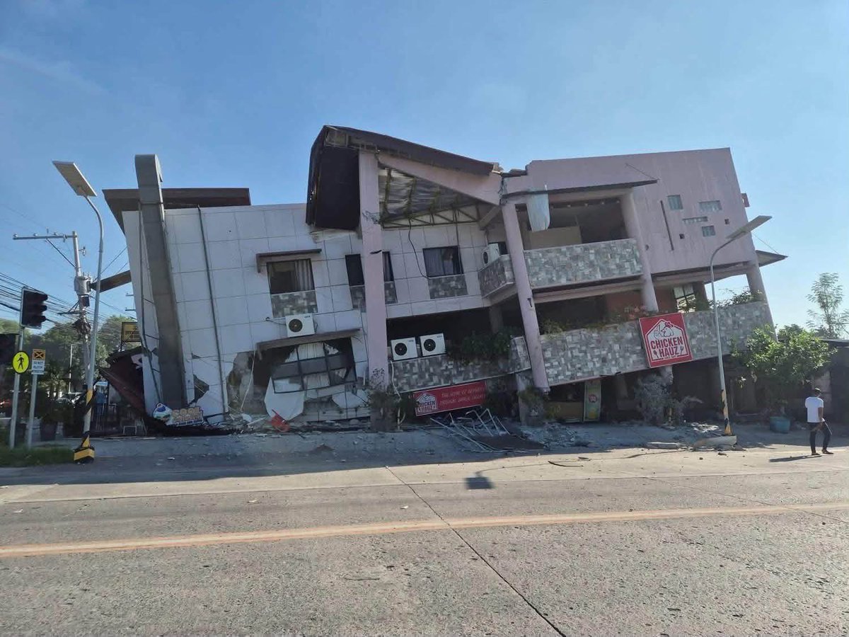 pluk_marky's tweet photo. Aftermath of 7.8 Magnitude Earthquake in Mindanao 😢

#PrayforMindanao https://t.co/jg6azKJsQa
